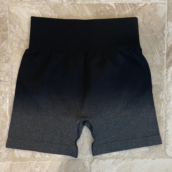 NWOT AYBL Pulse Black / Grey Ombre Seamless Training Short (Size S) - Picture 5 of 8